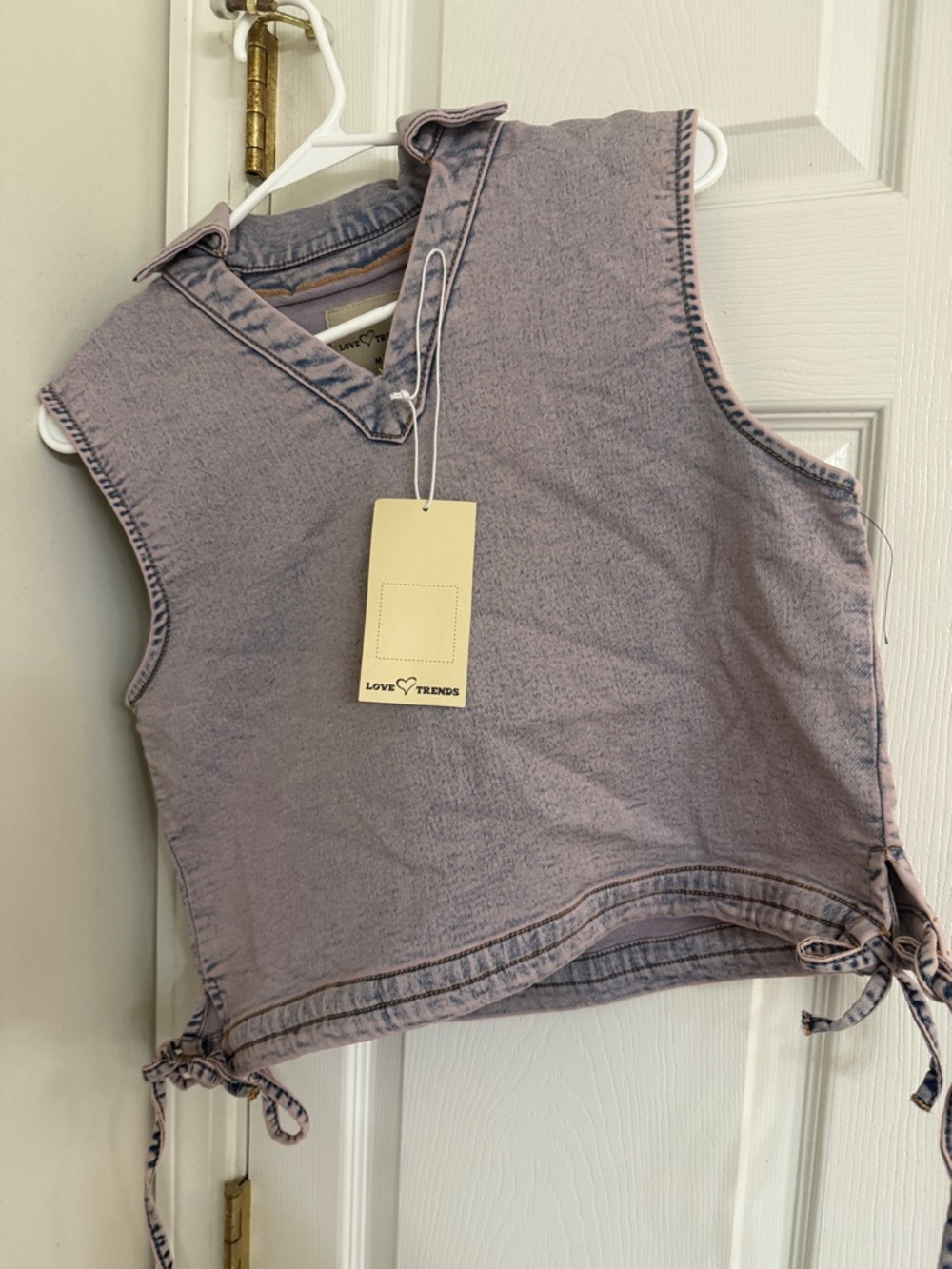 New Love trends size medium Lavender Sleeveless Collared V Crop Top